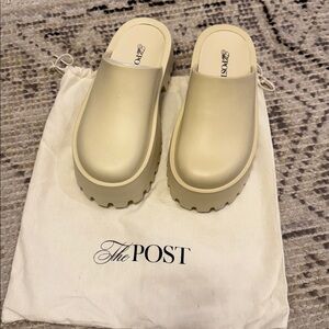 🆕 The Post Piper Clog •• Bone